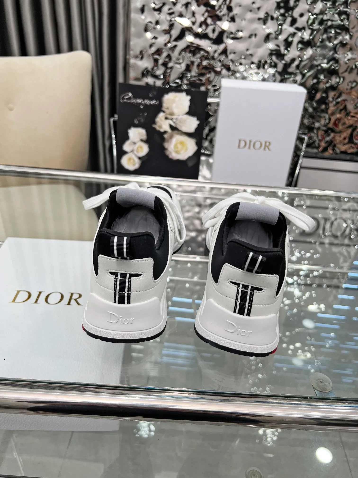 [Dior Dior] P: 560💰Men's model will be released first♺Size: 40-44 (45.46 custom-made) (women's model is being printed) The latest Star series of the 2025 new Dior Dior show, this Dior Star dad sneaker is a new product in the fall of 2025, enriching the classic series with fashionable retro style. Carefully crafted, these Dad Shoes style shoes can be paired with casual looks all year round and follow the trend of the retro market. The Dior logo on the tongue also indicates that this pair of shoes is the B30 model! B30 uses fine-textured leather and mesh cloth materials to form a shoe body. There are conspicuous letters CD on both sides of the shoe body to indicate identity. The multiple lines on the shoe body outline the details, making the shoes look less monotonous and full of retro three-dimensionality! Color: four colors